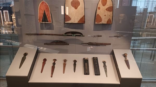 خناجر وبلطة في المتحف