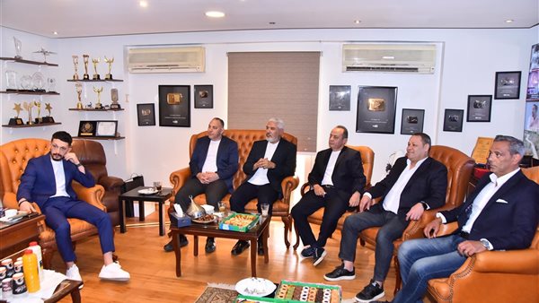 5 نجوم كرة ينضمون