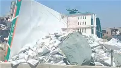 بعد اصطدامها بأخرى.. انقلاب سيارة نقل ثقيل محملة بالجبس على الطريق الإقليمي بالمنوفية