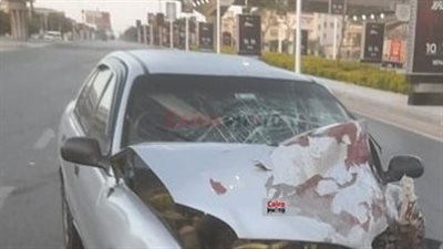 يسير بسرعة جنونية.. سيارة تخترق سور كمبوند وتصطدم بأتوبيس مدرسة بالقاهرة الجديدة