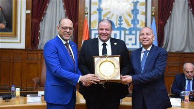 وزير العمل ومحافظ القاهرة يكرمان رجال إسعاف أعادوا 15 مليون جنيه وموظفا رفض رشوة لأمانتهم 