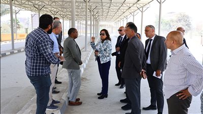 خلال جولتها المفاجئة بالصف.. وزيرة التنمية المحلية تتفقد مشروعات المواقف والأسواق |صور