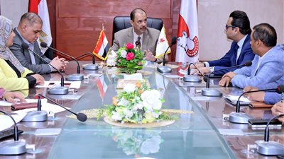 محافظ سوهاج يناقش تشغيل مستشفى التكامل بدار السلام