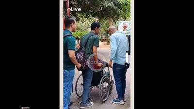 إنت اللي لوحدك شبهي.. طالب يصطحب زميله للجان امتحانات نهاية العام على كرسي متحرك| فيديو