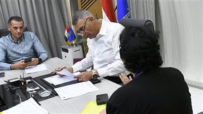 محافظ أسوان: نحرص على تلبية مطالب المواطنين ووضع الحلول الفورية