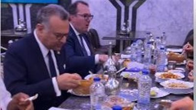 كبير مستشاري ترامب يتناول الكشري بصحبة السفيرة الأمريكية في وسط القاهرة