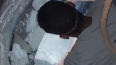 مياه أسوان تحرر محضرًا بعد إلقاء بلدورات وأسمنت داخل غرفة صرف صحي