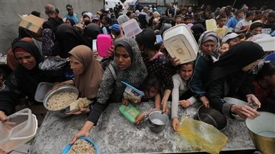 مدير جمعية الإغاثة الطبية في غزة: بعض العائلات تبيع أطفالها بسبب الجوع.. وآلاف بلا مأوى 