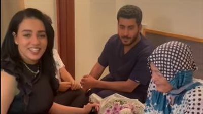 المطربة سمية درويش تزور مدربة الأسود فاتن الحلو في دار رعاية كبار الفنانين