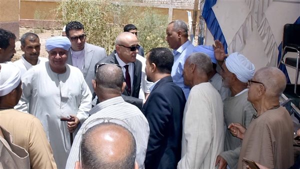 محافظ الأقصر في قرية