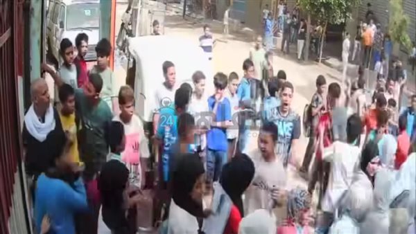 الطلاب أمام المدرسة