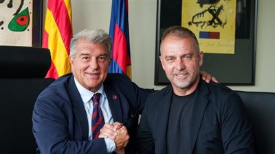 أول تعليق من هانز فليك عقب تجديد عقده مع برشلونة