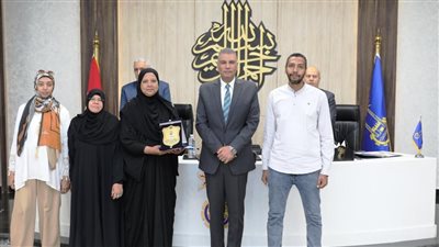 محافظ أسوان يهدي الأم المثالية الثانية على مستوى الجمهورية درع المحافظة 