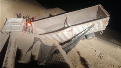 وفاة شخصين في حادث انقلاب سيارة نقل بطريق السخنة في السويس