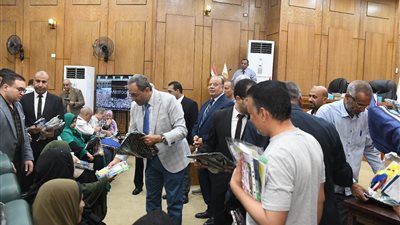 وسط أجواء احتفالية.. محافظ قنا يسلم 155 حاجًا جوازات السفر استعدادًا لأداء فريضة الحج