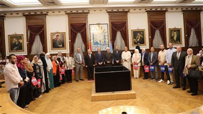 محافظ القاهرة يسلم تأشيرات الحج لأول أفواج حجاج الجمعيات الأهلية والعاملين بالتنمية المحلية