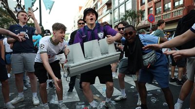 اشتباكات بين جماهير مانشستر يونايتد وتوتنهام في بيلباو الإسبانية قبل نهائي الدوري الأوروبي