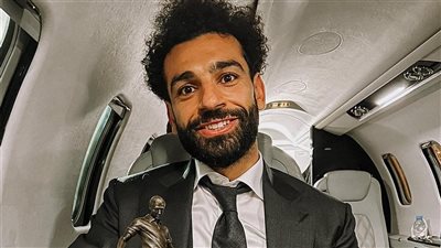 محمد صلاح يتسلم جائزة أفضل لاعب في الموسم من رابطة الكتاب الإنجليزية الليلة 