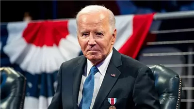 كتاب جديد يثير الجدل حول صحة بايدن العقلية والجسدية.. فشل في التعرف على جورج كلوني