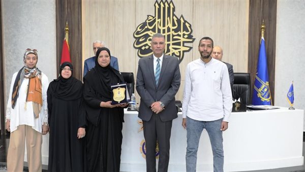 محافظ أسوان