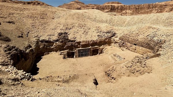 اكتشاف مقبرة عمدة