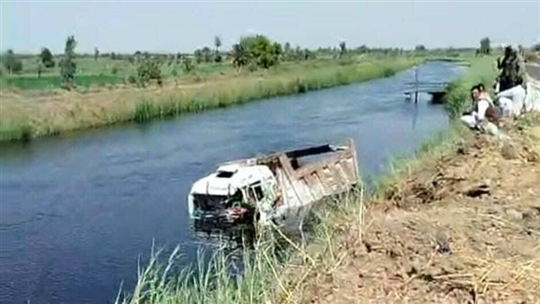 سقوط سيارة في ترعة