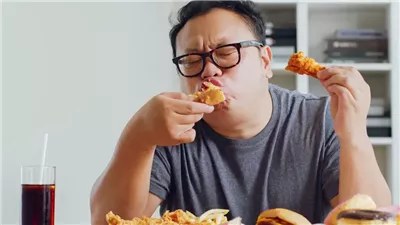 دراسة: تحليل البول والدم يرصدان كميات الوجبات السريعة في الجسم