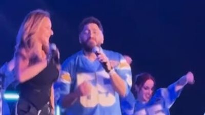 نيللي كريم تشارك تامر حسني الغناء في حفل ريد بول جوك بوكس