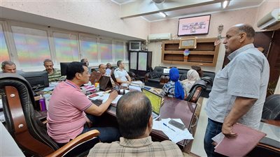 من غرفة العمليات المركزية.. مدير تعليم سوهاج يتابع انتظام امتحانات العملي للدبلومات الفنية 