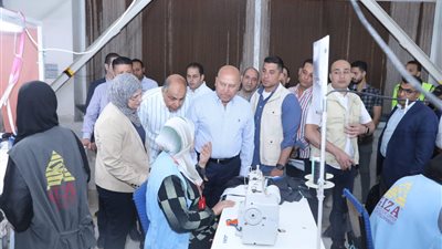 كامل الوزير يتفقد المنطقة الصناعية ويفتتح مصنع ملابس في المطاهرة بالمنيا