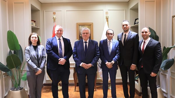  الدكتور أيمن عاشور