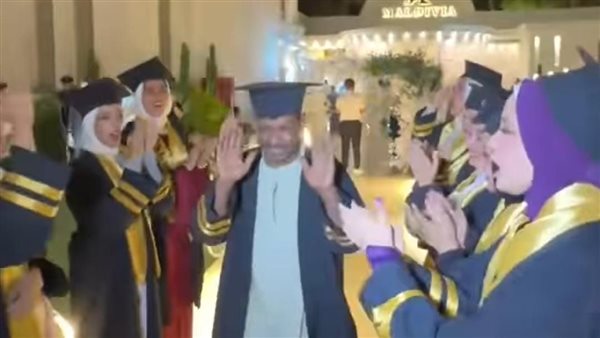 تكريم عامل كلية جامعة