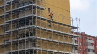 سقط من أعلى سقالة.. عامل مصري مهدد بالترحيل بعد إصابة خطيرة في موقع بناء بإيطاليا