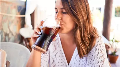 مرتبطة بحصى الكلى.. طبيب يحذر من تناول المشروبات الغازية بصورة يومية 