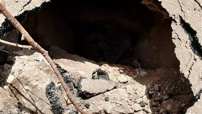 التعامل مع هبوط أرضي على طريق شبين الكوم – الشهداء بالمنوفية | صور