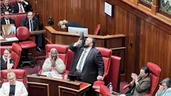 نائب أسترالي يسكب