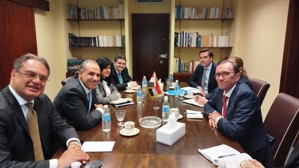 وزير الخارجية مع