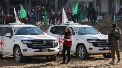 عائلات الأسرى الإسرائيليين: نتساءل كيف لأسبوع بدأ بإنجاز مدوٍ أن يستمر بخسارة فادحة لـ7 جنود في غزة؟