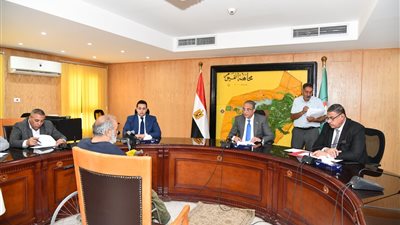 محافظ الفيوم يوجه بتوفير فرص عمل للشباب بشركات ومصانع القطاع الخاص