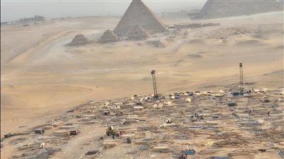 لها موافقات رسمية وبعيدة عن الأثر.. مصدر بالسياحة يعلق على وجود أخشاب بمنطقة أهرامات الجيزة