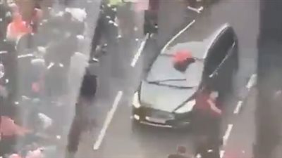 حادث دهس لمشجعي ليفربول خلال احتفالات لقب الدوري| فيديو وصور