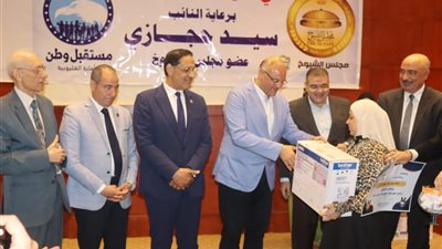 محافظ القليوبية يُكرم خريجات دورة الخياطة بشبرا الخيمة في مبادرة لتمكين المرأة اقتصاديًا