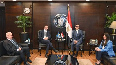 مصر والسويد تبحثان تعزيز التعاون الاقتصادي والاستثماري في مجالات التجارة والصناعة والتنمية