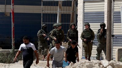 هجوم إسرائيلي موسع بالضفة وسرقة شركات الصرافة والمحال التجارية