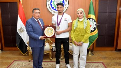 محافظ الدقهلية يكرم بطل إفريقيا في السباحة حاتم أشرف كامل