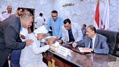 خلال اللقاء الجماهيري.. محافظ سوهاج يسلم كراسي متحركة لعدد من الأشخاص ذوي الهمم