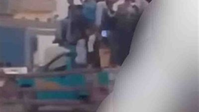 يحملون أسلحة بيضاء ويعيقون حركة السير.. ضبط المتهمين باعتلاء سيارة نقل في أحد شوارع الشرقية