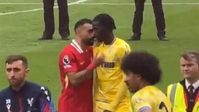 بسبب استبداله.. محمد صلاح يواسي لاعب كريستال بالاس لبكائه بعد مباراة ليفربول بالدوري| فيديو