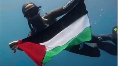 غواصة مكسيكية ترفع علم فلسطين تحت الماء تضامنًا مع القضية الفلسطينية