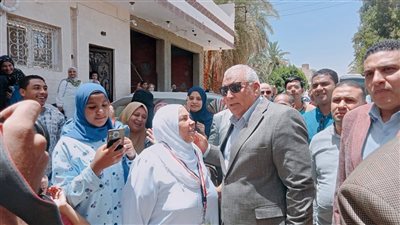 محافظ الوادي الجديد يُودّع حجاج الجمعيات الأهلية من أمام مديرية التضامن الاجتماعي